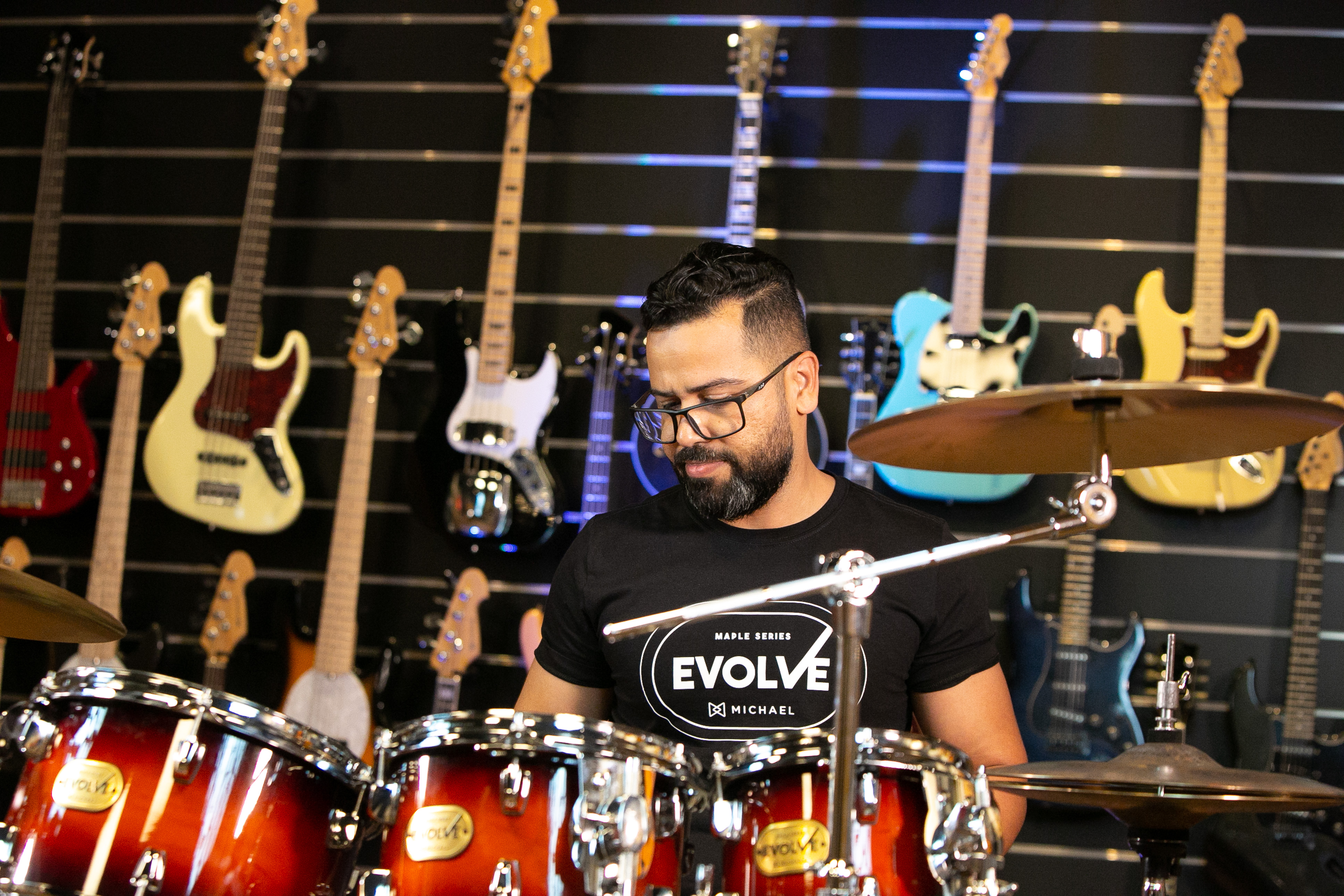 Mauricio Mendes tocando bateria